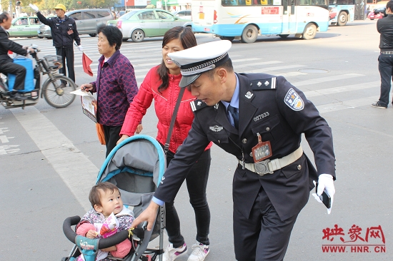 執(zhí)勤民警楊華民引領(lǐng)行人正確走斑馬線