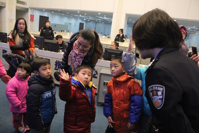 指揮中心警官為小聽眾講解報警知識