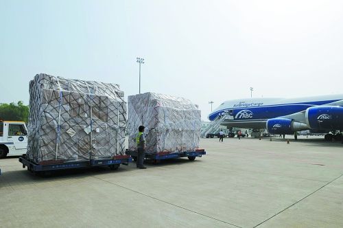 鄭州航空港飛機(jī)正在裝貨