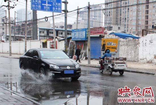 機動車路過，濺起一米多高的水花