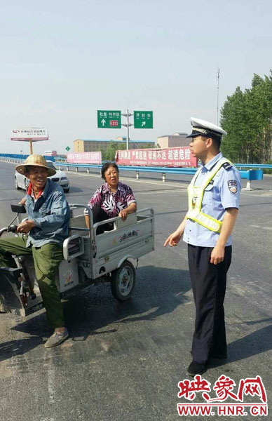 為抄近道走親戚，開封老漢騎電動三輪車上高速。