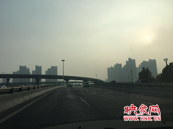 限行首日，三環(huán)橋上橋下，車輛不多，交通狀況良好。