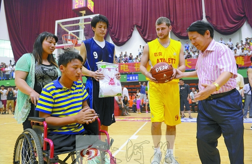 場上隊員代表給秦旭磊送上NBA球星慈世平（即阿泰斯特）簽名的籃球