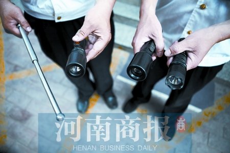 鄭州8名小學(xué)生持警棍、電擊槍街頭“火拼”