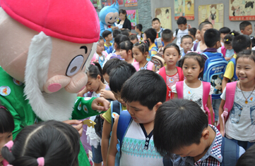 孩子們懷揣好奇的心邁進了小學(xué)生活