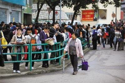 2012年12月1日早晨，香港一處SAT考場(chǎng)，考生在等候進(jìn)場(chǎng)