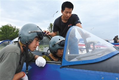 8月26日，來自吉林、湖北、山東的青少年航空學(xué)校的高中學(xué)生，進(jìn)行了首次飛行體驗(yàn)活動(dòng)