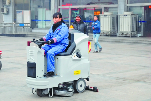 洛陽火車站新購3臺洗地機(jī)提高保潔作業(yè)效率，成為站前廣場一道風(fēng)景