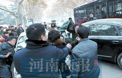 兩名女子廝打在一起，民警上前勸架