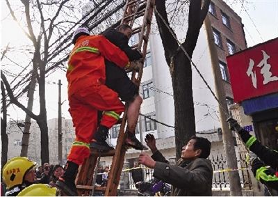 老漢右腿燒傷，樹下扔了一只燒焦的鞋