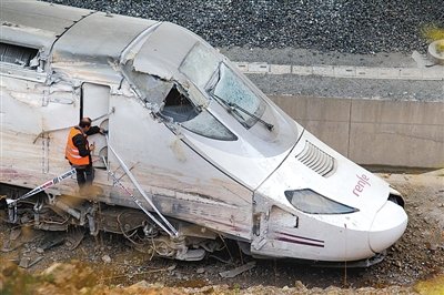 快速列車(chē)的車(chē)頭沒(méi)有受到太大損壞。