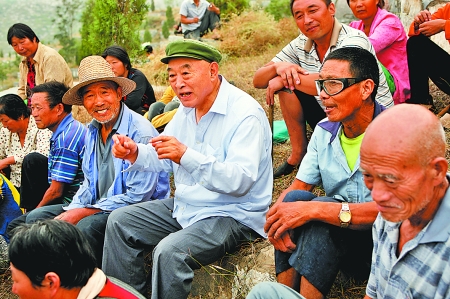 在唐莊，當(dāng)?shù)厝罕娒看我?jiàn)到吳金印總有說(shuō)不完的知心話。記者 史長(zhǎng)來(lái) 攝