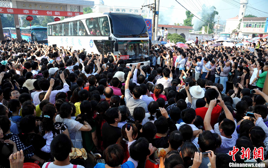 6月5日，一年一度的毛坦廠鎮(zhèn)“送考節(jié)”到來，70輛大巴車護送毛坦廠中學(xué)萬名考生安全赴考。