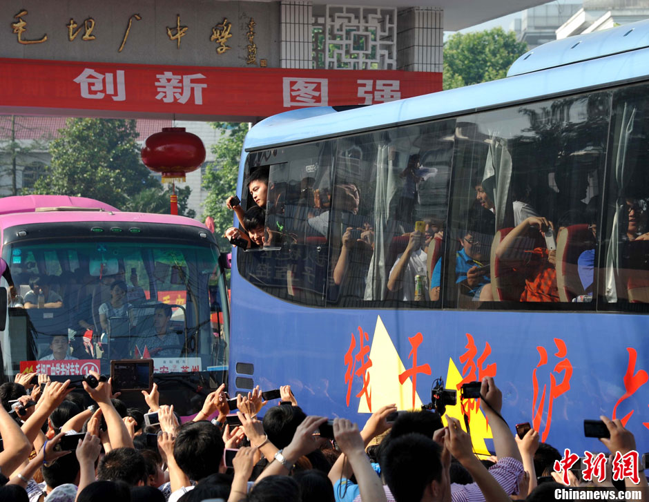 6月5日，一年一度的毛坦廠鎮(zhèn)“送考節(jié)”到來，70輛大巴車護送毛坦廠中學(xué)萬名考生安全赴考。