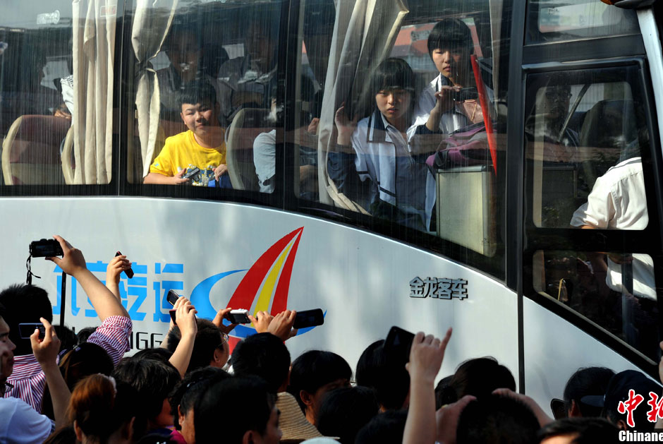 6月5日，一年一度的毛坦廠鎮(zhèn)“送考節(jié)”到來，70輛大巴車護送毛坦廠中學(xué)萬名考生安全赴考。