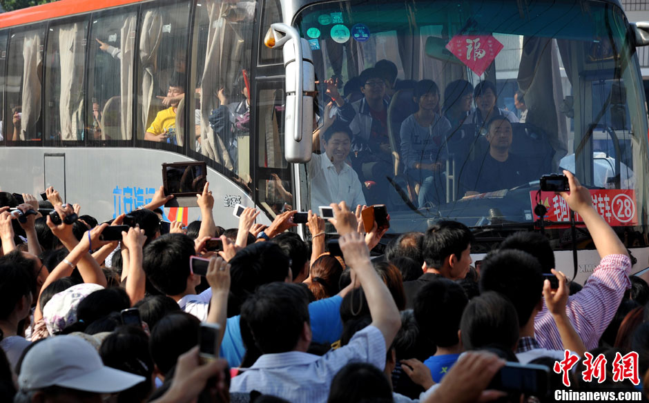 6月5日，一年一度的毛坦廠鎮(zhèn)“送考節(jié)”到來，70輛大巴車護送毛坦廠中學(xué)萬名考生安全赴考