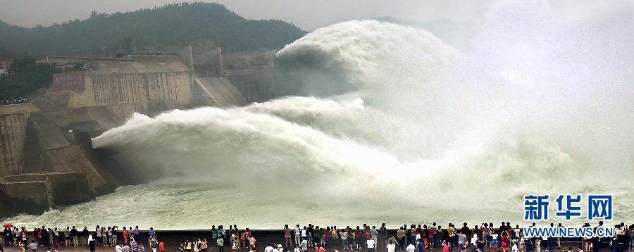 　　6月22日，大批游客聚集在黃河小浪底出水口前觀看巨瀑飛瀉的景觀。