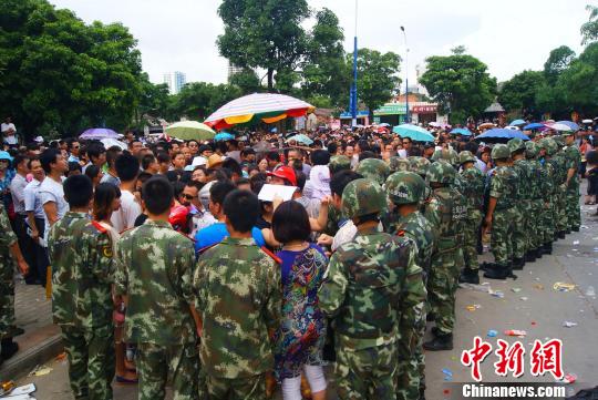 7月9日，聚集在中國(guó)人民銀行北海市中心支行的外地民眾越來越多，當(dāng)?shù)毓俜讲坏貌怀鰟?dòng)大批邊防、武警前往維