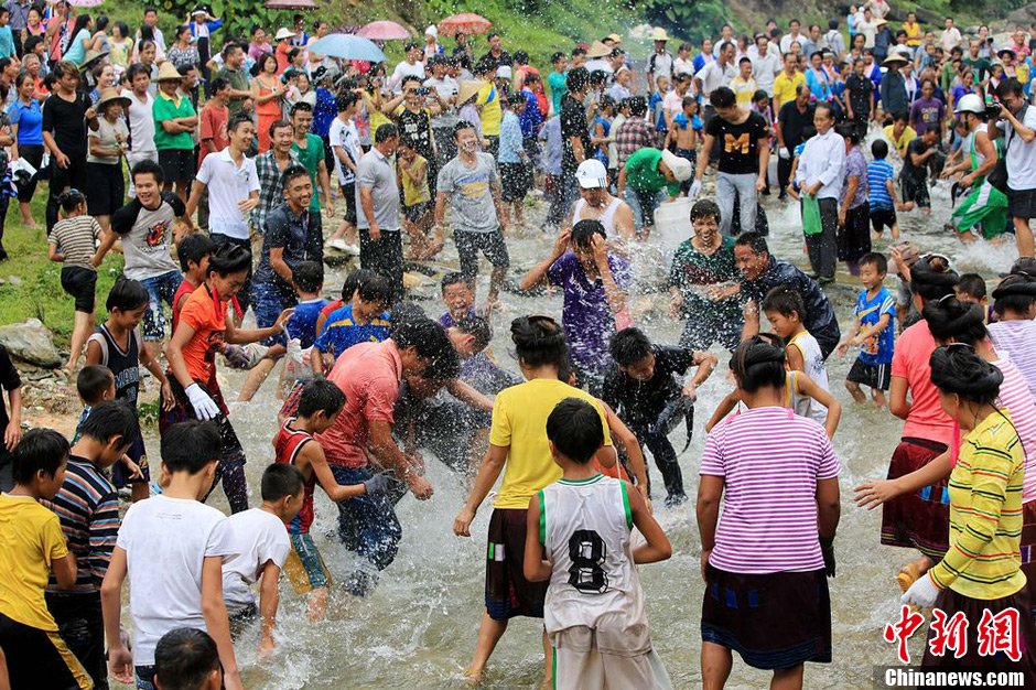 圖為7月9日，村民在小河里摸魚搶魚。譚凱興 攝