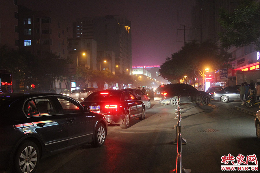 等待加油的車(chē)輛已經(jīng)排到了加油站外的道路上。