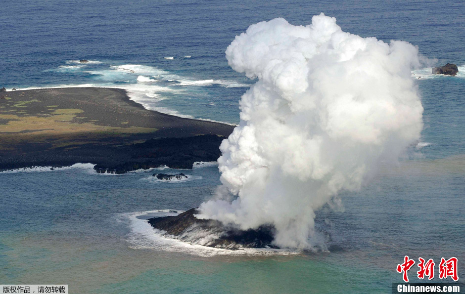 日小笠原諸島附近海域火山噴發(fā)形成新“島嶼”