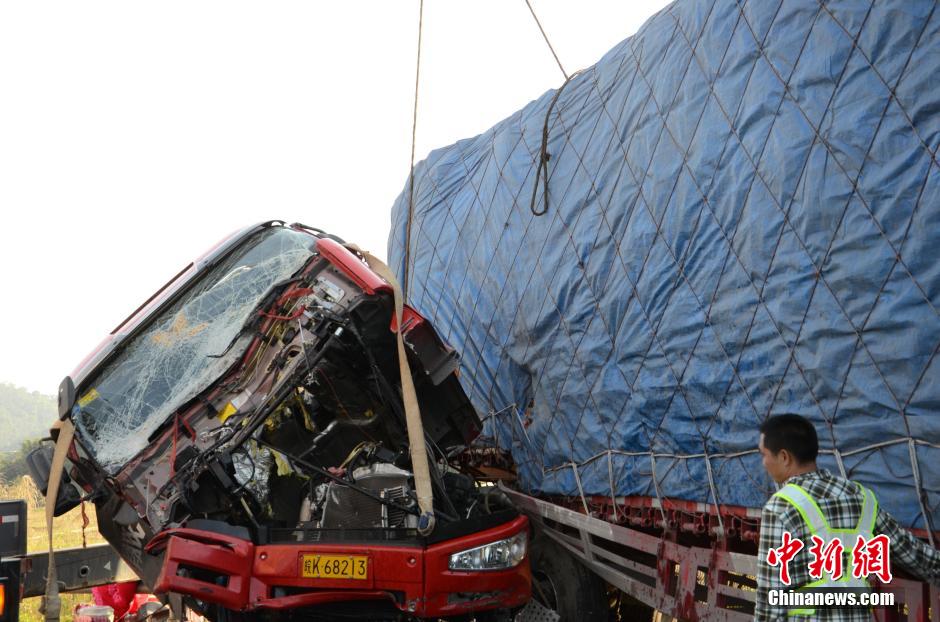 廣云高速發(fā)生車禍 大型平板拖車橫跨整個(gè)車道