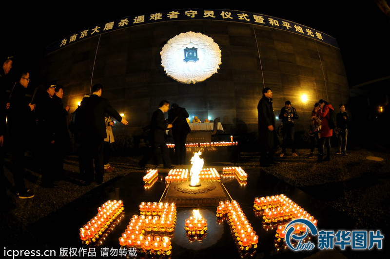 “為南京大屠殺遇難者守靈儀式暨和平燭光祭”活動在侵華日軍南京大屠殺遇難同胞紀念館祭場舉行。