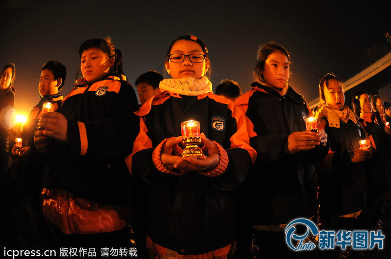 “為南京大屠殺遇難者守靈儀式暨和平燭光祭”活動在侵華日軍南京大屠殺遇難同胞紀念館祭場舉行。