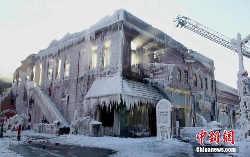 美國中東部遭暴風(fēng)雪肆虐 街頭房屋變“冰屋”