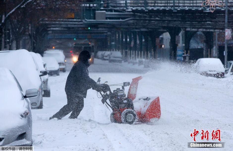 美國中東部遭暴風(fēng)雪肆虐 街頭房屋變“冰屋”