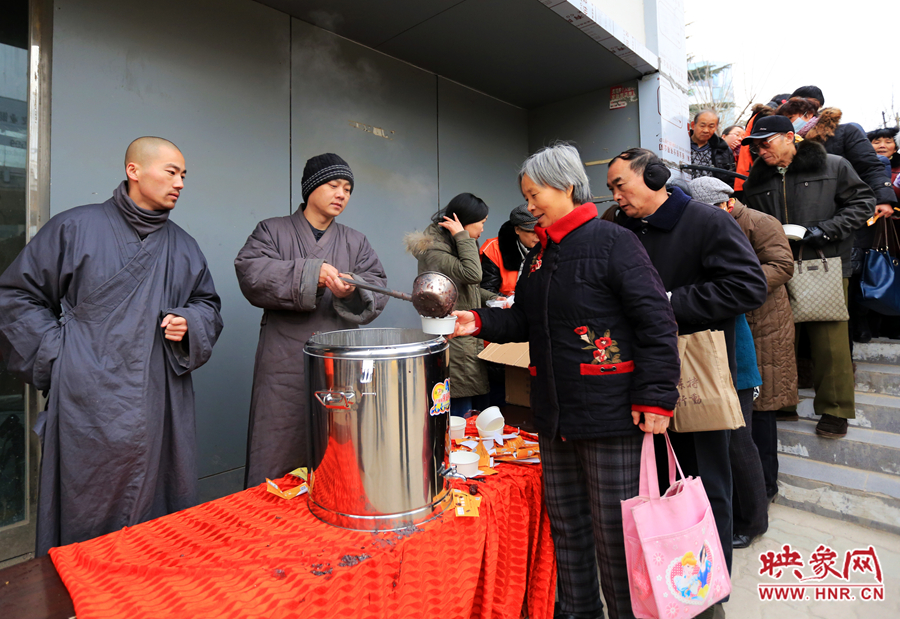 市民排隊領(lǐng)取臘八粥