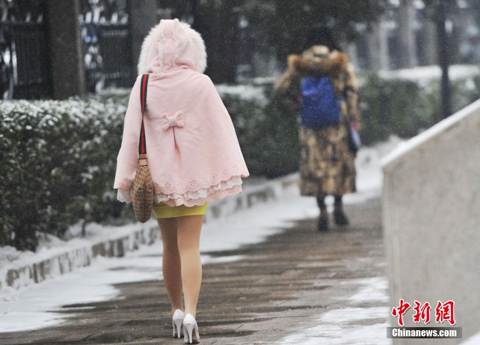 中央戲劇學(xué)院開考 帥哥靚女冒雪趕考