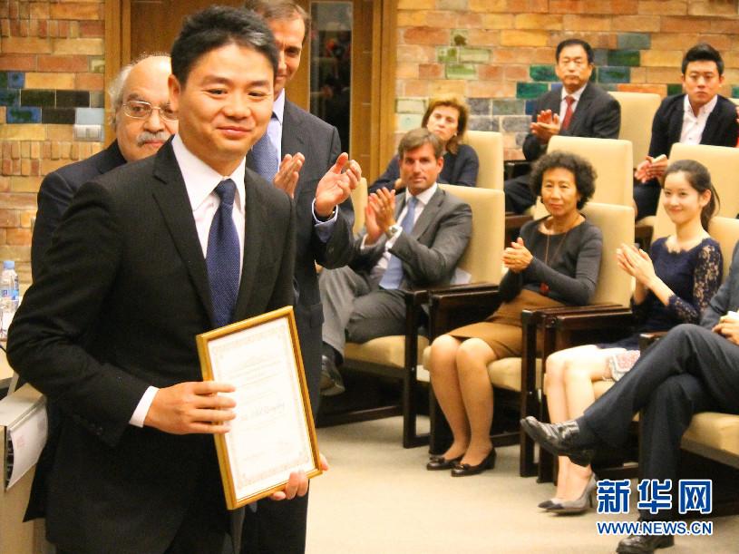 劉強東巴塞羅那領(lǐng)獎 “奶茶妹妹”陪同亮相