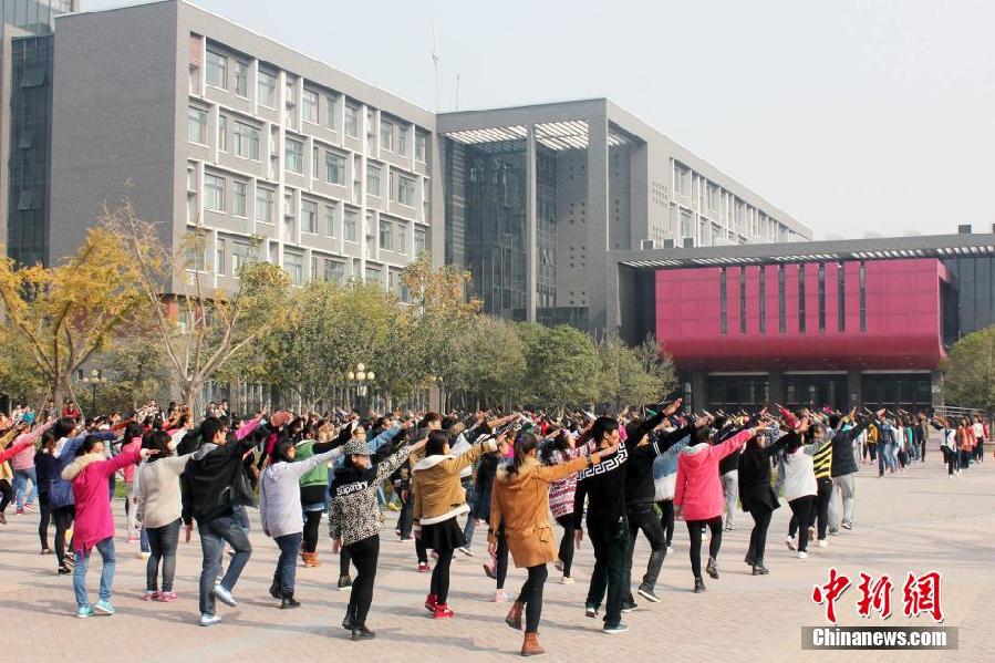 11月11日，河南財經(jīng)政法大學(xué)校園內(nèi)，300名在校大學(xué)生在上演了一出“光棍”也瘋狂的“快閃”大戲。