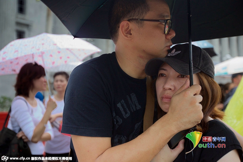 民眾冒雨在街頭守候