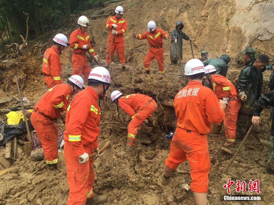 8月19日，救援人員正在全力搜尋被埋遇難者