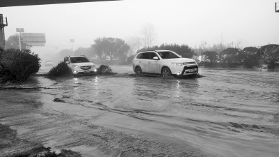 鄭州新田大道無雨水管道 百米路被淹達半米以上