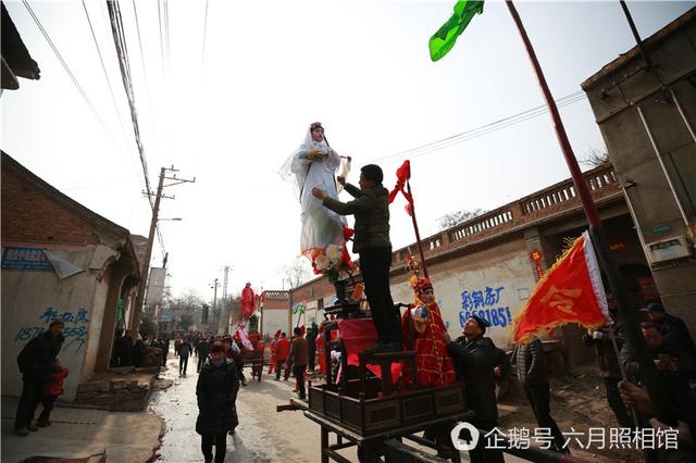 洛陽(yáng)過(guò)年村里耍高抬 小演員嚇哭好幾次