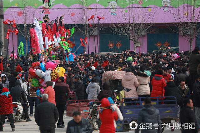 洛陽(yáng)過(guò)年村里耍高抬 小演員嚇哭好幾次