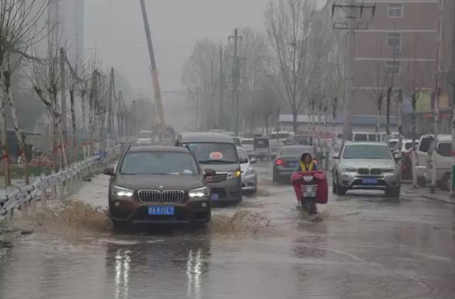 鄭州一道路常年積水 商戶調侃“欲買船”