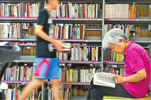 鄭州圖書(shū)館每天2萬(wàn)人來(lái)讀書(shū) 從早到晚座無(wú)虛席