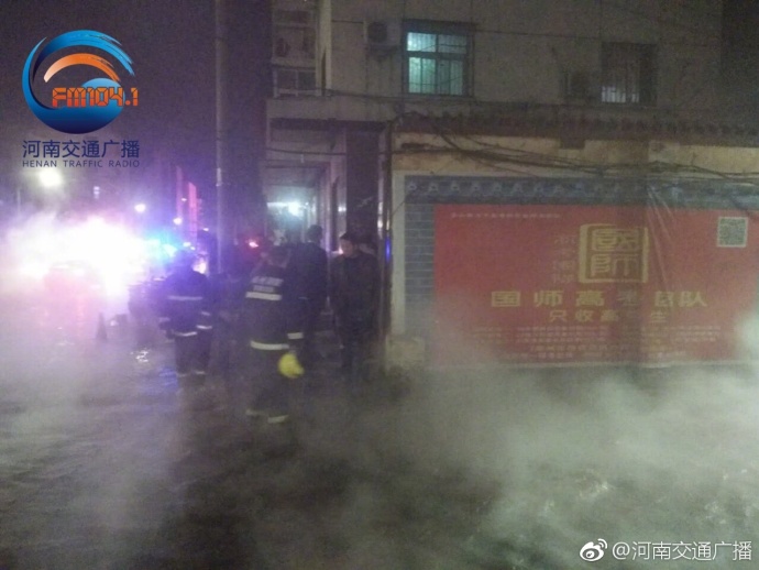 鄭州一路口暖氣管道爆管 消防員趟60度熱水救人