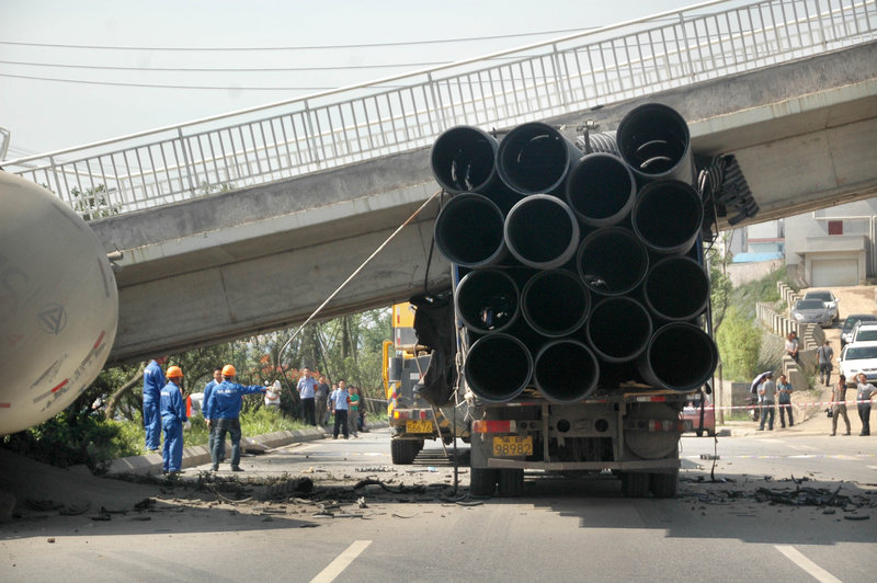 貴陽大罐車攔腰撞垮人行天橋