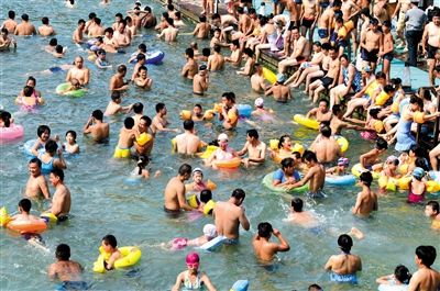 昨日，濟(jì)南市最高氣溫超過(guò)37℃，位于市區(qū)黑虎泉畔的泉水浴場(chǎng)免費(fèi)開放。