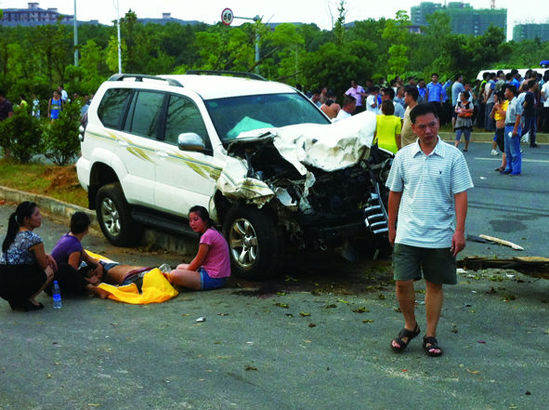 事發(fā)現(xiàn)場，肇事車輛車頭嚴(yán)重?fù)p毀，旁邊有人當(dāng)場死亡