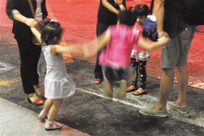 2012年8月1日晚，北京兒童醫(yī)院，三個(gè)來自廊坊的小女孩在玩耍，她們都被幼兒園老板性侵害。本版攝影/新京報(bào)記者 尹亞飛