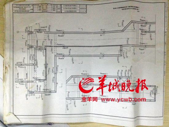 舉報(bào)人洪先生稱，里面標(biāo)注“100”（圖紙默認(rèn)單位為毫米）的地方，均按照13厘米的鋼筋間距施工