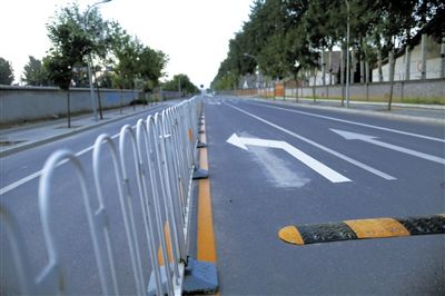 樓梓莊路東，飚車的路已經安裝了隔離護欄和減速帶。新京報記者