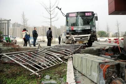 1月6日，成都雙華大道，失控后的公交車(chē)撞垮一單位的護(hù)欄。攝影 劉陳平