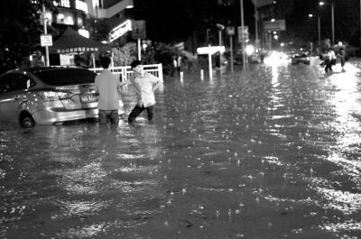 3月30日晚，深圳市區(qū)不少地段因暴雨積水，導(dǎo)致一些車輛在水中熄火。